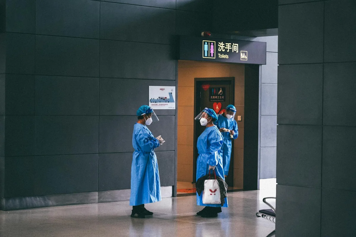 消费者在超市货架前仔细比较商品的场景